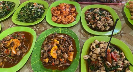 Rasa Laut yang Menggigit di Pasir Emas: Kios Seafood Bu Niwen
